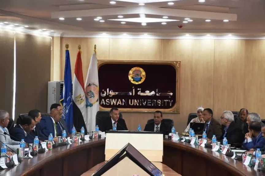 محافظ أسوان يشارك فى إجتماع مجلس الجامعة رقم (172)