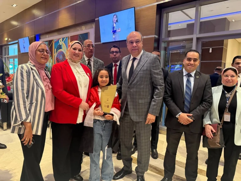 وزير الطيران المدني يستقبل بطلة «تحدي القراءة العربي» بمطار القاهرة الدولي