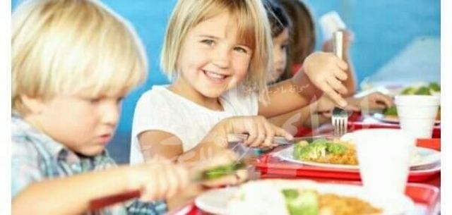 آداب المائدة عند الاطفال من اهم السلوكيات التى يجب على الام الاهتمام بها فى السنوات الاولى