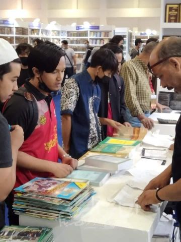 تزايد الإقبال على جناح المجلس الأعلى للشئون الإسلامية من مختلف الجنسيات بمعرض القاهرة الدولي للكتاب